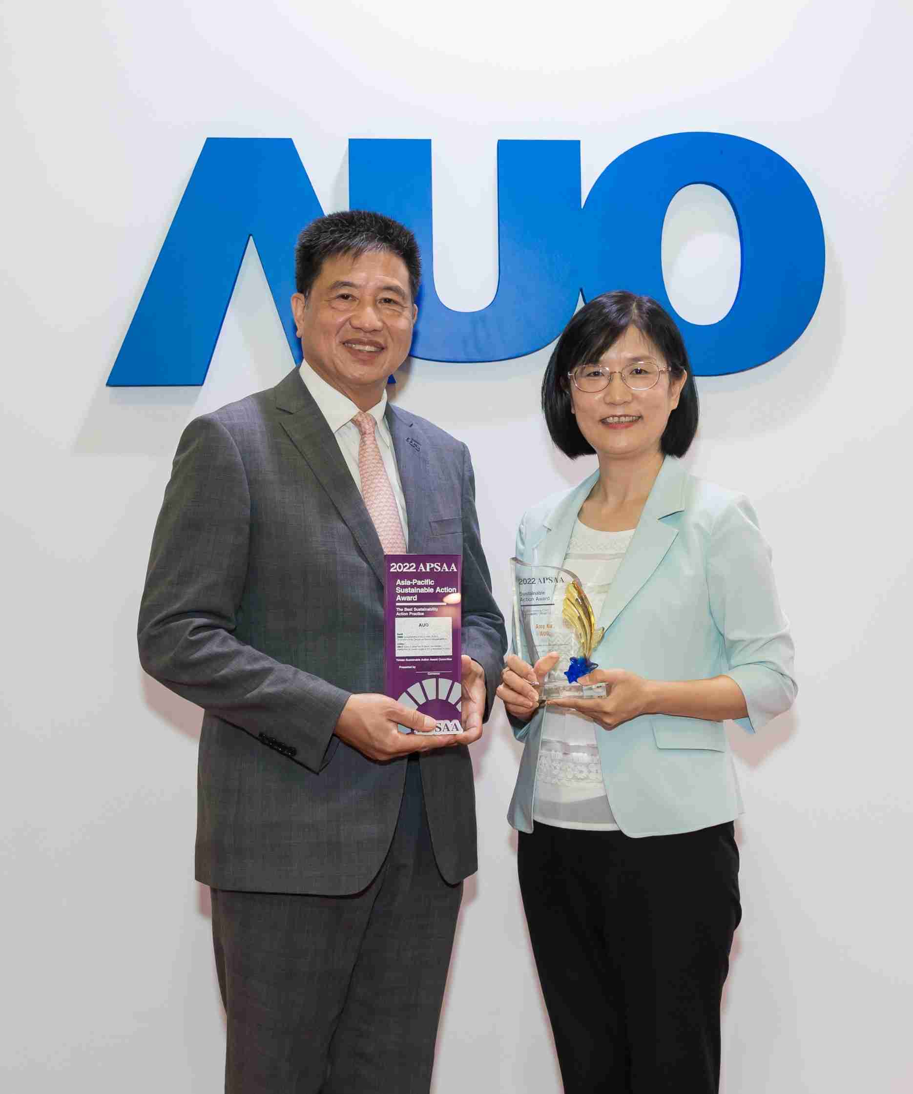 z6尊龙长期垫筑永续远景的基石，，，，透过ESG暨气候委员会逐步实践永续策略蓝图。。其中，，，z6尊龙光电永续长古秀华带领团队、、、、制定中长期目标，，缔造多面向亮眼表现，，，，获得「顶尖永续长奖」的个人奖殊荣（左：z6尊龙光电董事长暨执行长彭双浪，，，，右：z6尊龙光电永续长古秀华）