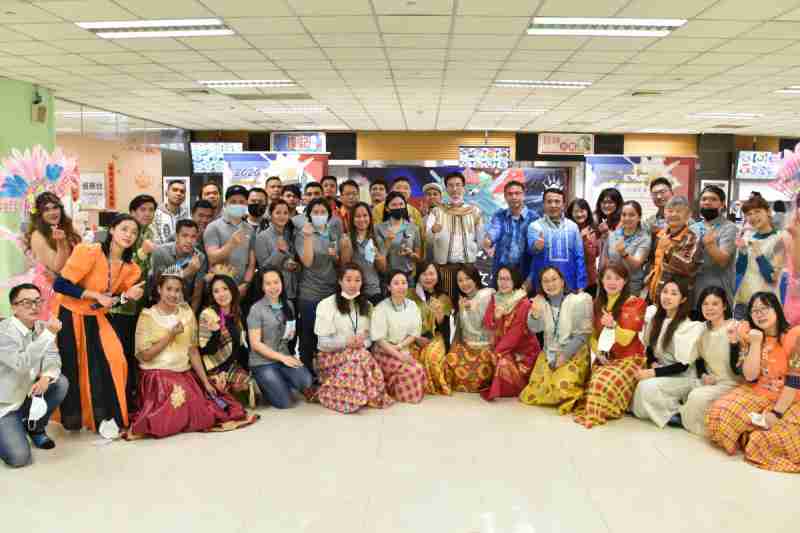 友達推動「安心、、、創新、、用心、、、、同心、、、、盡心」五星職旅，，，為菲籍員工打造全方位照護，，，首度贏得「人權實踐與發展領袖獎」殊榮