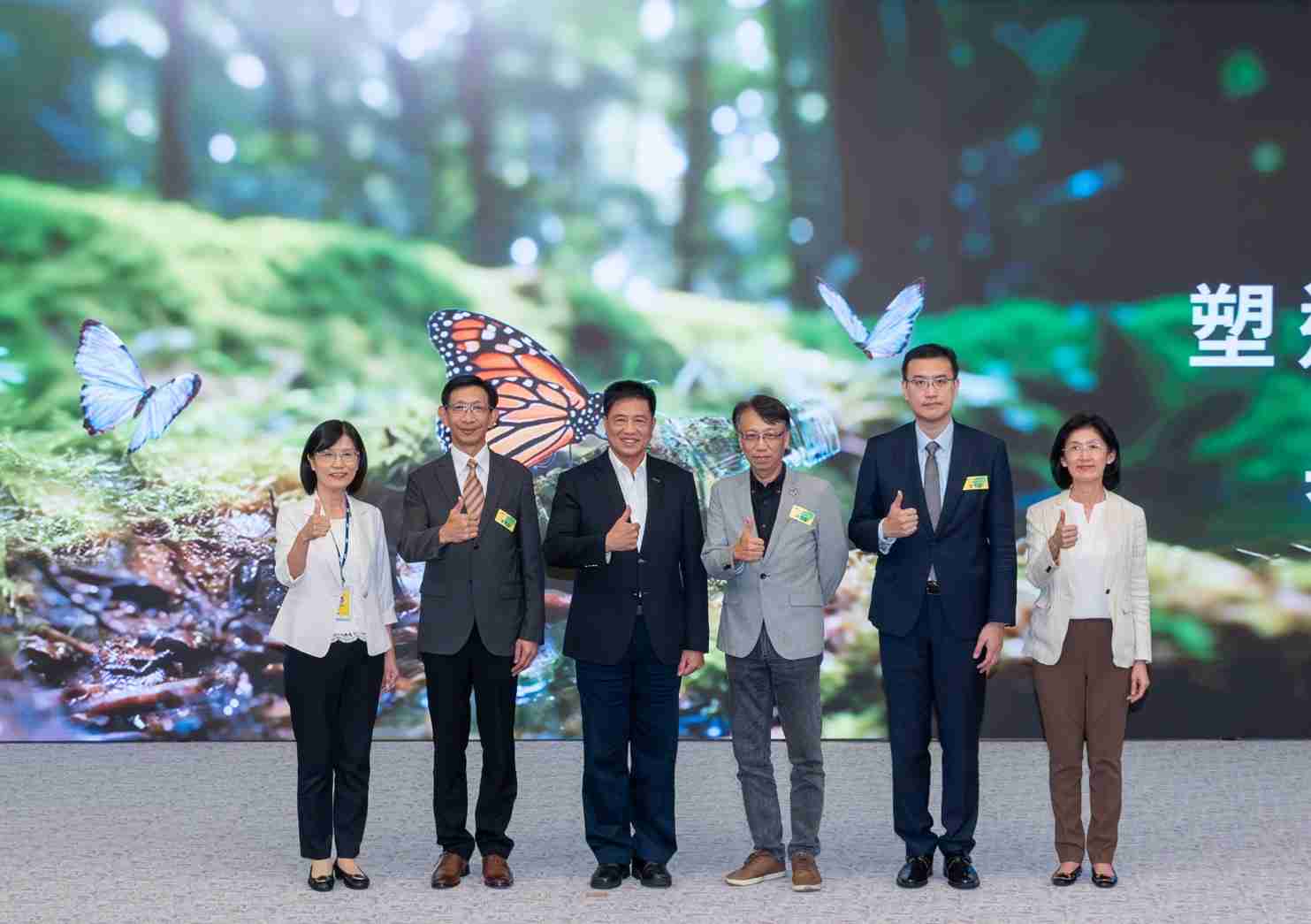 友達2023 CSR共榮大會，，，，邀請領域專家分享交流生物多樣性管理趨勢、、無塑產品、、、海廢永續塑料等議題  （圖左到右：友達光電永續長古秀華、、、、3M台灣技術長陳君杰、、友達光電董事長暨集團策略長彭双浪、、、光寶科技企業永續發展處處長陳慶暉、、安永聯合會計師事務所執業會計師曾于哲、、友達光電供應鏈總部副總經理吳宜芳）