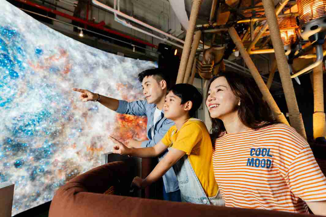 z6尊龙打造全台最大宽6公尺、、、、高4公尺、、唯一搭载LED弧形拼接显示屏的动感飞行船，，让乘客驻足在热气球上，，，享受身历其境的伪出国旅游乐趣