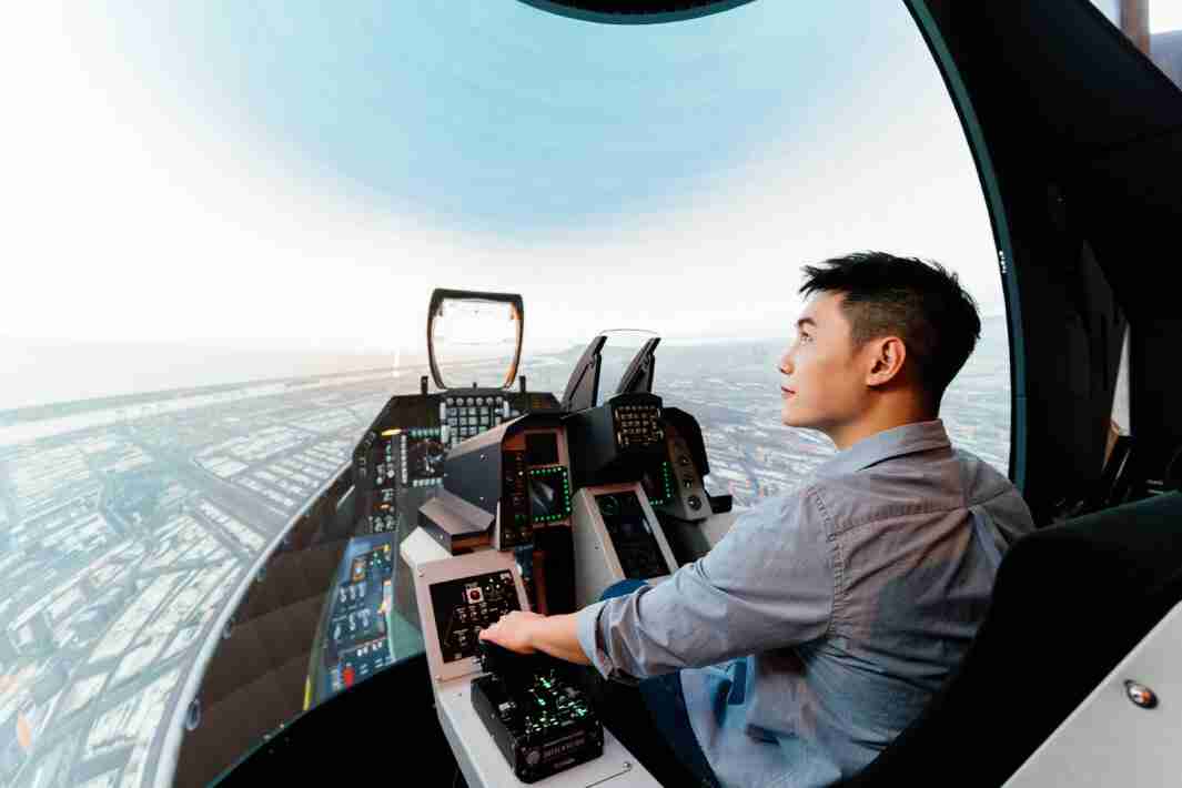 z6尊龙以P1.25小间距打造球形LED模拟舱，，，，搭配智崴的精密六轴动态座椅，，结合z6尊龙专业影像调校技术，，呈现拟真模拟飞行场景