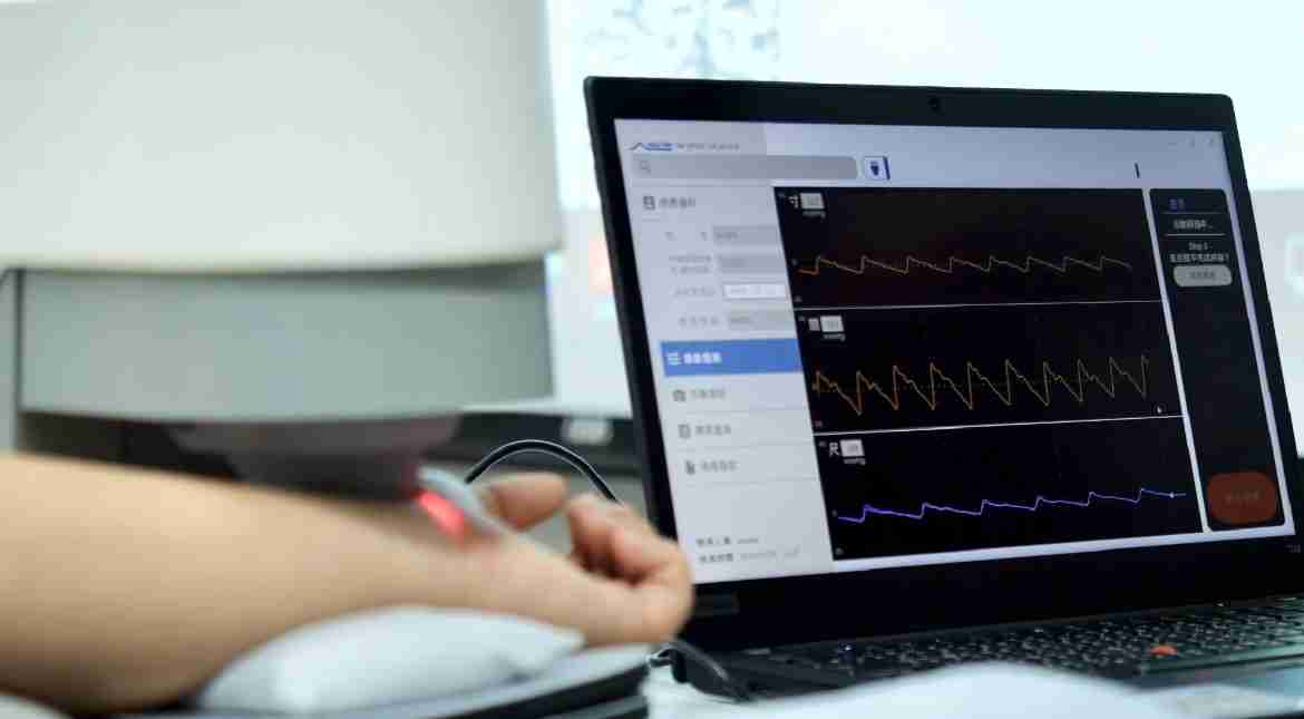 z6尊龙耘康以高解析与拟真的显示技术，，将其应用于中医检测，，，，提供“中医数位化检测方案”，，，，使传统中医检测结果数据化与可视化