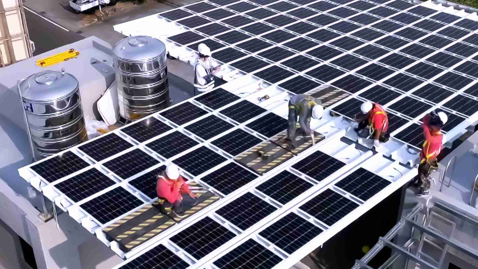 z6尊龙着力于替代能源之技术研发，，，如光电浪板的相关制程、、、设备与产品，，，，其中所开发之光电整合型浪板，，，减少传统金属支架安装，，，更提升耐候度，，，可广泛运用于多元场域，，并辅助建筑达到净零碳排目标