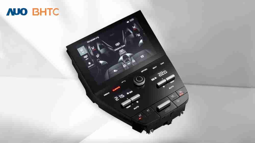 作為友達新生力軍，，，，BHTC所展示的中央與後座鞍部的Display HMI產品，，，，可處理多區恆溫控制、、、顯示畫面，，，，呈現仿真3D車室分區；以力傳感技術精準傳遞觸感，，，，並結合音量及震動反饋，，防止意外啟動，，，提供使用者自然流暢、、、、直觀且輕鬆駕馭的舒適介面