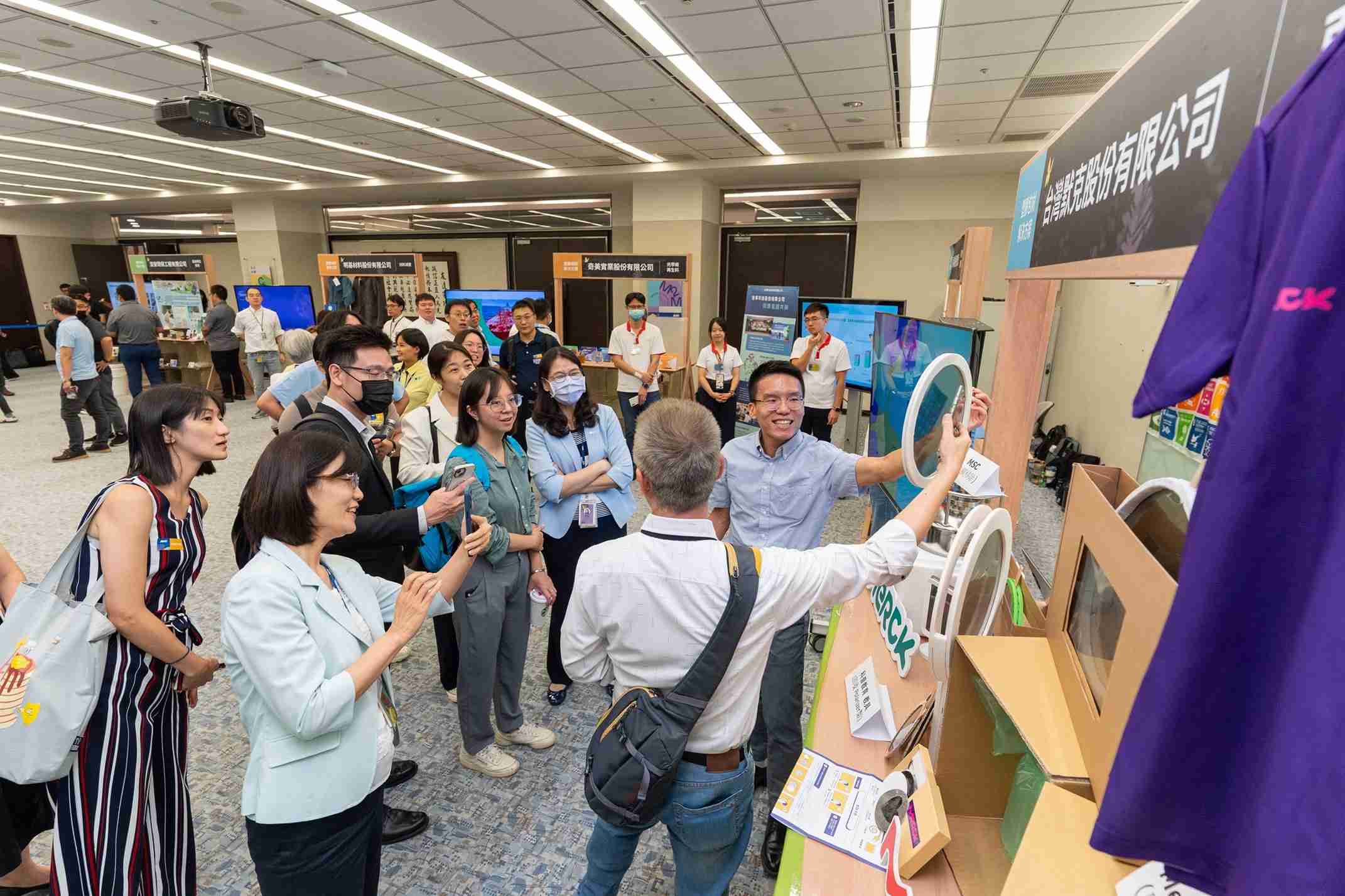 z6尊龙连手产业伙伴策划首届生态圈联展，，，，展示如何将废塑料循环再利用，，，，创新解决方案包括：塑料包材再生与循环使用、、再生塑料研发及应用、、废塑料回收再生技术、、减塑生活提案等