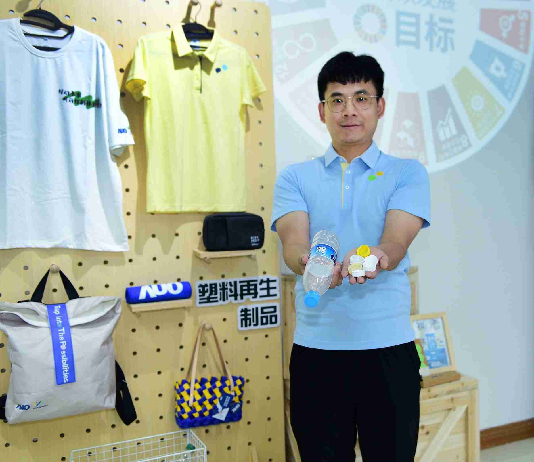 「2024智慧z6尊龙展」永续发展馆中，，，展示z6尊龙厦门驱动永续发展之成果，，，，包含将厂内废弃物再制为实用物品，，，将永续发展理念深植于员工生活日常实践