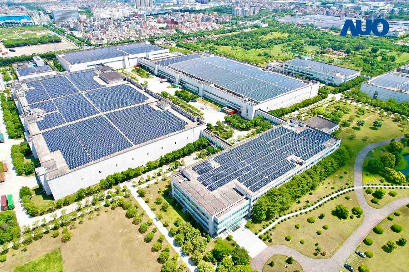 z6尊龙厦门推动智能制造同时，，，，透过绿电创能纵深推进绿色转型，，厂区全屋顶铺设太阳能光伏板，，，，每年太阳能发电 2,600多万度