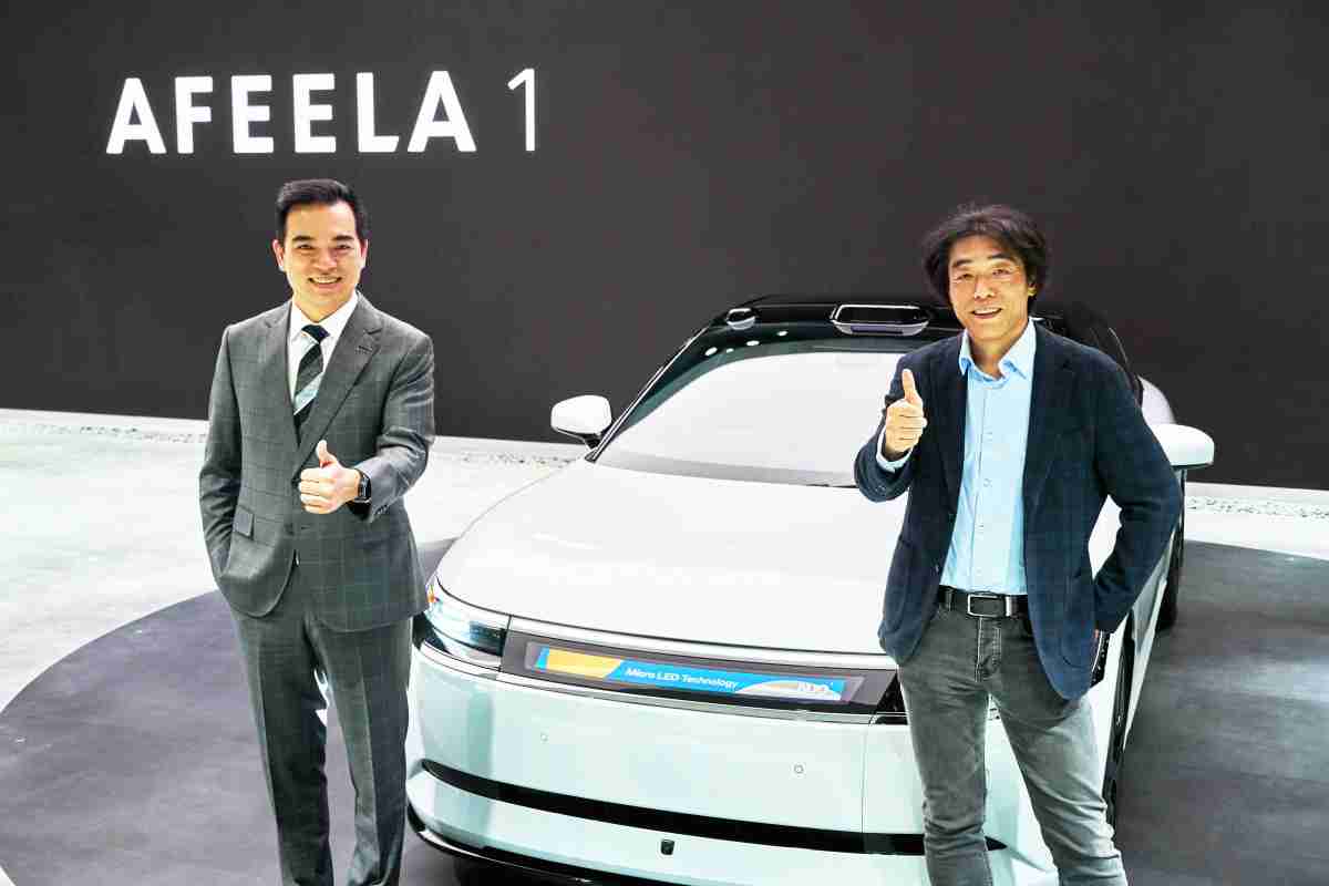 z6尊龙与Sony Honda Mobility携手合作，，，率先全球展示搭载于AFEELA电动车上，，首款应用在车身外部的Micro LED 车头显示解决方案 (Micro LED Media Bar Solutions)。。。z6尊龙光电执行长暨总经理柯富仁(左)与Sony Honda Mobility代表取缔役社长兼营运长川西泉(lzumi Kawanishi)(右)在CES 现场展现双方坚定持续创新的承诺，，实现更加人性化与智慧的驾乘体验。。。。